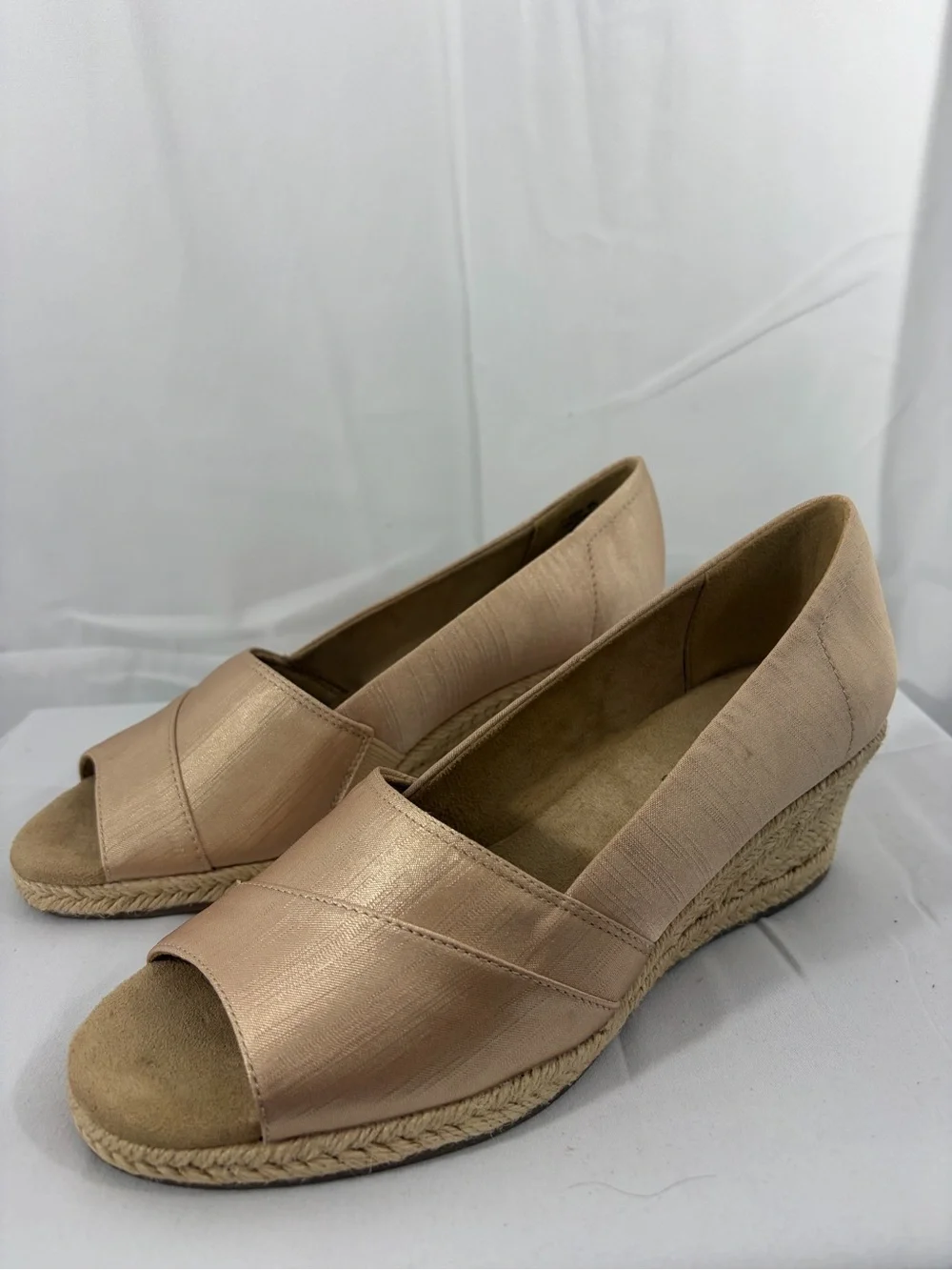 NWT Easy Street Women’s Size 8 Gold Open-Toe Wedge Espadrille